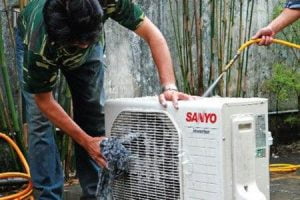 Làm sạch các phần của dàn nóng 